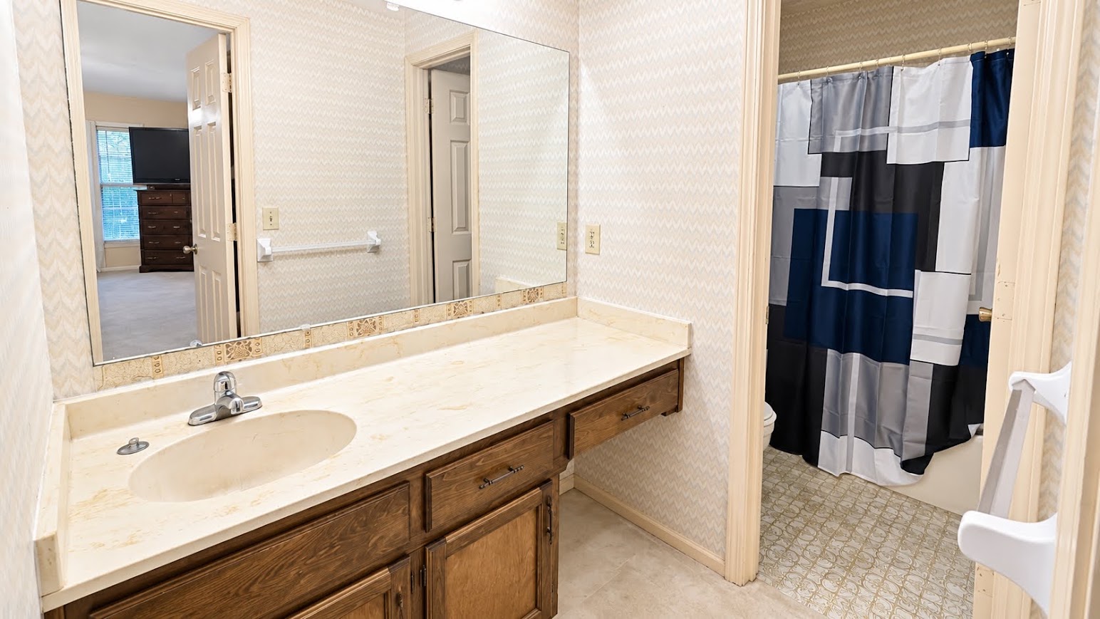 Norcross, GA – Quiet, Beautiful, and Private Room with Personal Bathroom for Rent – $290Weekly / $1,100 Monthly (Room ID: AG-G10G1PY5)
